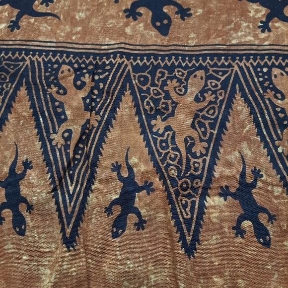 Gecko Blanket Scarf With Fringe    Size 80"×66" - Picture 5 of 7